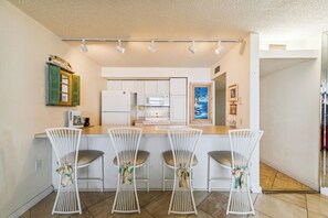 Mikrobølgeovn, oppvaskmaskin, kaffetrakter/tekoker og brødrister