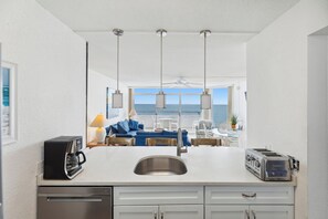 Mikrobølgeovn, opvaskemaskine, kaffe-/temaskine, brødrister