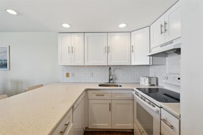 Mikrovågsugn, diskmaskin, kaffe- och tebryggare och brödrost