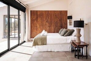 6 bedrooms, iron/ironing board, free WiFi, bed sheets