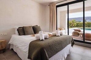 6 bedrooms, iron/ironing board, free WiFi, bed sheets