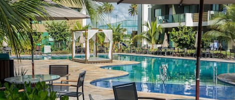 Estúdio conforto | Piscina | 8 piscinas internas, funciona das 8h às 22h, guarda-sóis