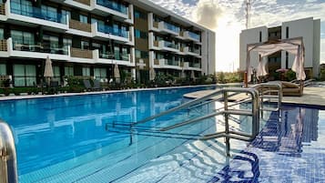8 piscinas techadas, abierta desde las 08:00 hasta las 22:00, sombrillas