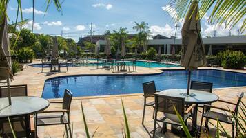 Estúdio conforto | Piscina | 8 piscinas internas, funciona das 8h às 22h, guarda-sóis