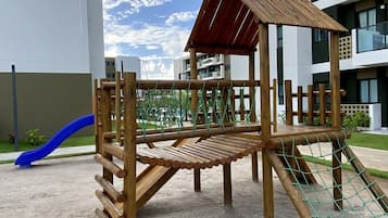 Área de juegos infantiles techada