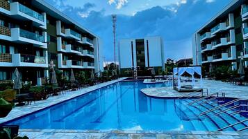 8 piscinas techadas, abierta desde las 08:00 hasta las 22:00, sombrillas