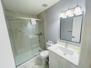 Dusche, Handtücher, Toilettenpapier