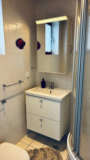 Een douche, een haardroger, handdoeken, toiletpapier