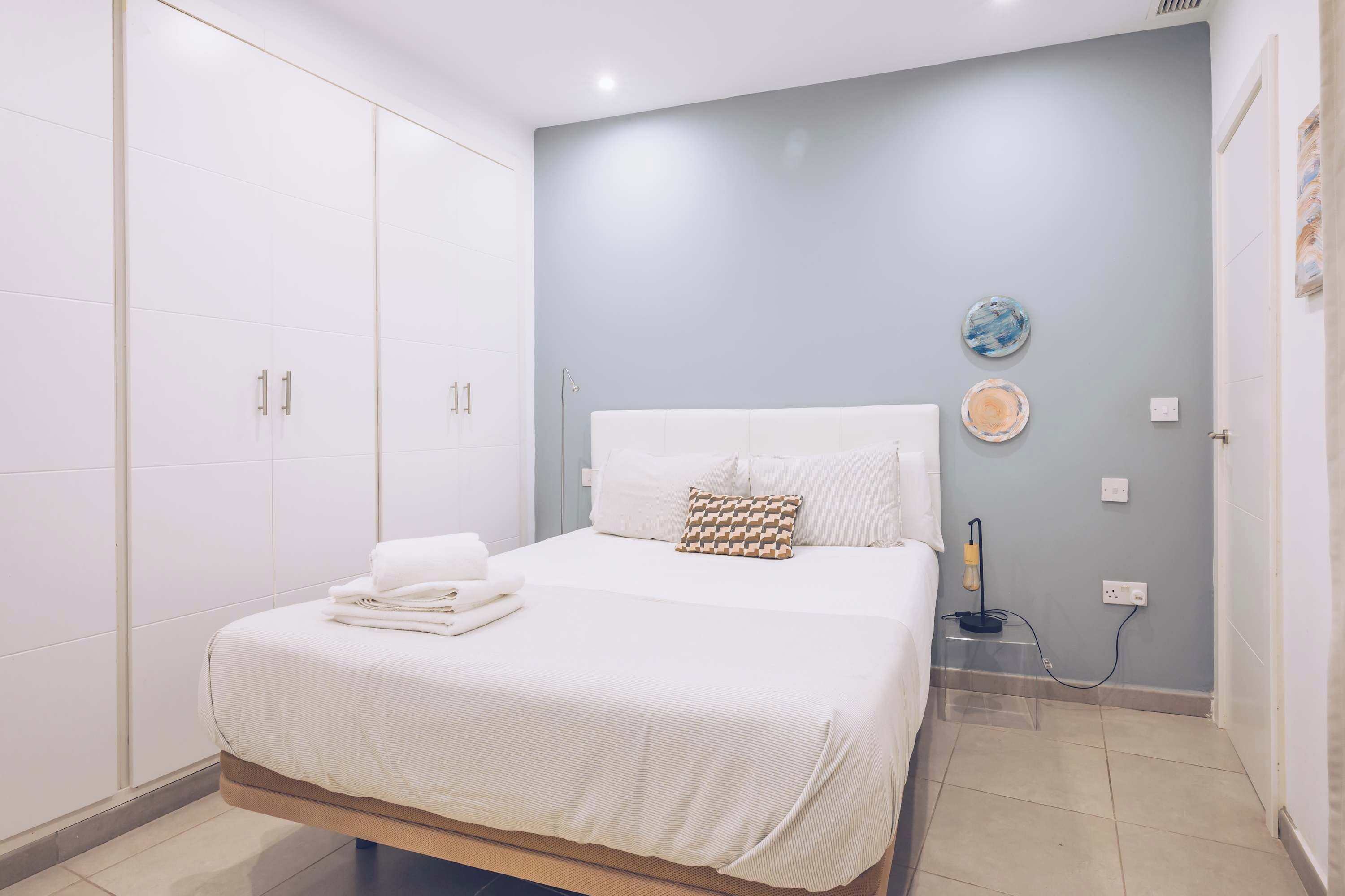 1 slaapkamer, een strijkplank/strijkijzer, wifi, beddengoed