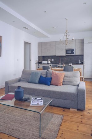 TV, offices - Spacious cozy 2BR/2BA in the city center (Gibraltar)