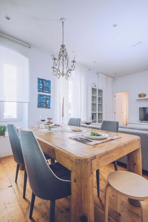 Dining - Spacious cozy 2BR/2BA in the city center (Gibraltar)