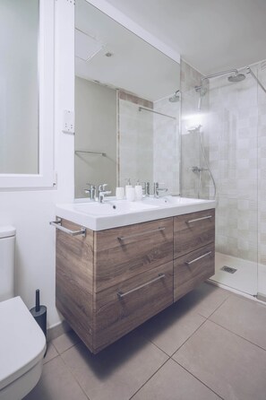 Shower, hair dryer - Spacious cozy 2BR/2BA in the city center (Gibraltar)