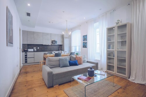 Spacious cozy 2BR/2BA in the city center