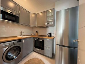 Refrigerador, microondas, horno y parrilla de estufa 