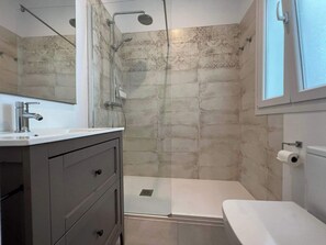 淋浴设施、吹风机、毛巾