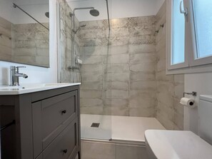 Shower, hair dryer, towels - Modern 1BR with rooftop terrace in the city centre (Gibraltar)