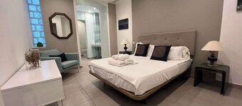 City center modern 2BR/2BA with private patio