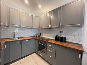 Private kitchen - City center modern 2BR/2BA with private patio (Gibraltar)