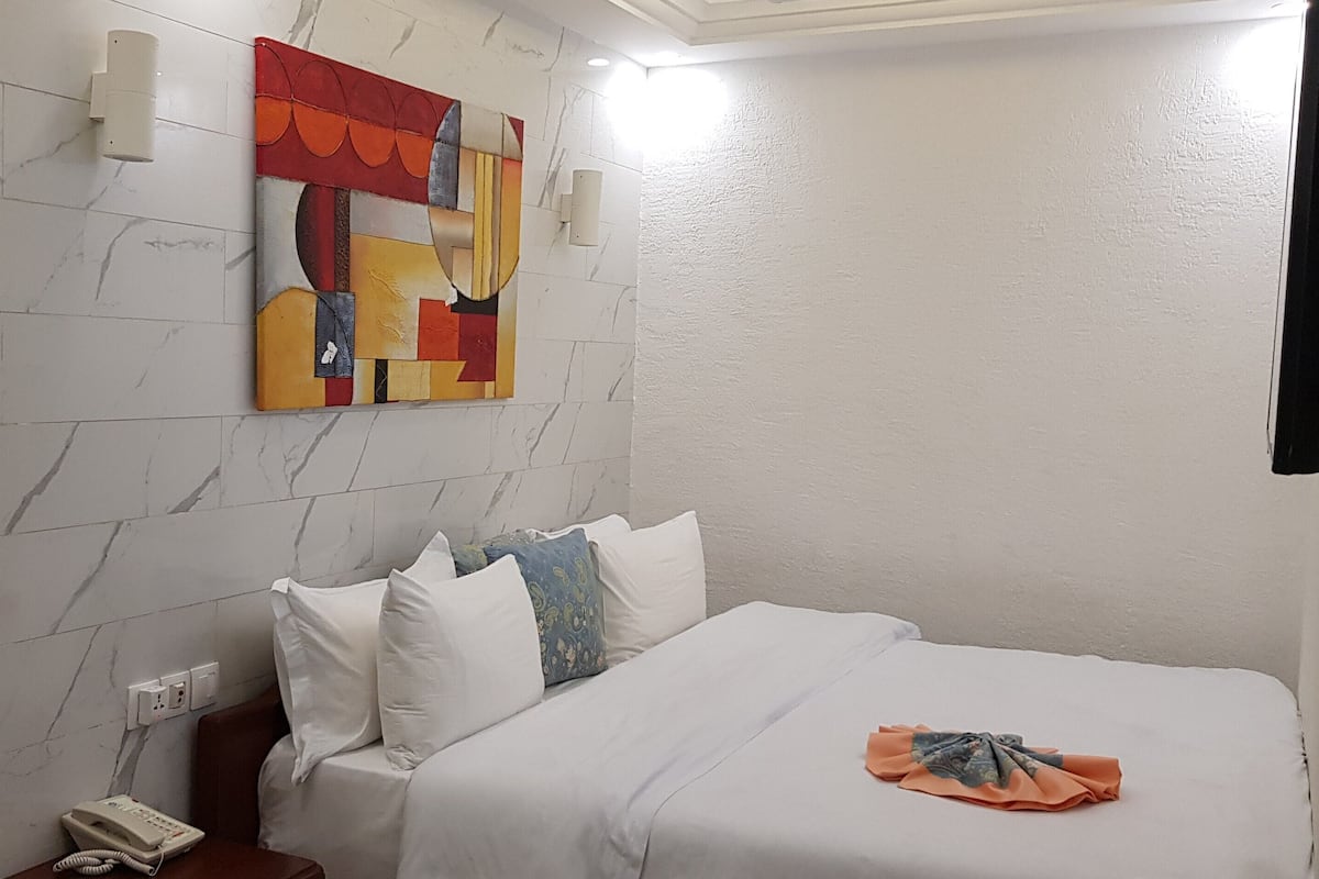 Quarto casal conforto | Roupas de cama premium, camas Tempur-Pedic, escrivaninha