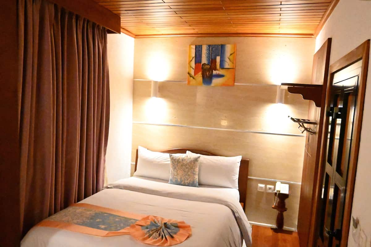 Quarto casal luxo, vista para a cidade | Roupas de cama premium, camas Tempur-Pedic, escrivaninha