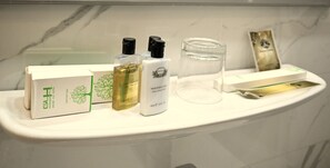 Douche, douche hydromassante, articles de toilette de luxe