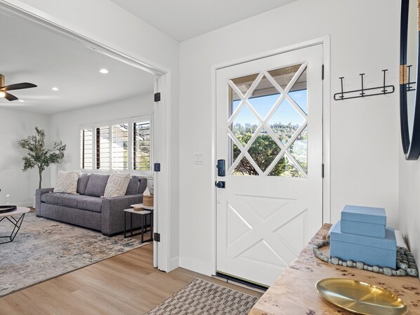 スマートテレビ、暖炉、DVD プレーヤー、ステレオ