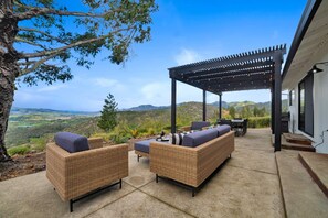 Outdoor dining - When in Glen | Panoramic View | Pool / Hot Tub (Glen Ellen)
