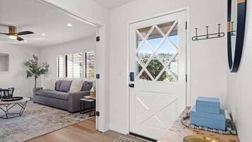 Smart-tv, pejs, dvd-afspiller, stereoanlæg