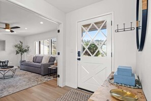 Smart TV, fireplace, DVD player, stereo