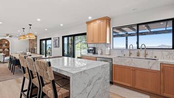 KĂŒhlschrank, Mikrowelle, Ofen, Herdplatte