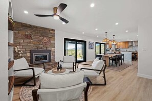 Smart TV, fireplace, DVD player, stereo - When in Glen | Panoramic View | Pool / Hot Tub (Glen Ellen)