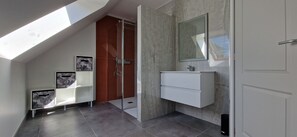 Shower, free toiletries, hair dryer, towels - Gîte Notre-dame (Saint-Riquier)