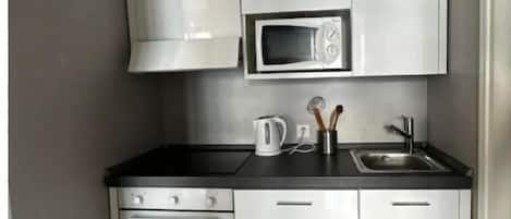 Réfrigérateur, micro-ondes, plaque de cuisson, lave-vaisselle