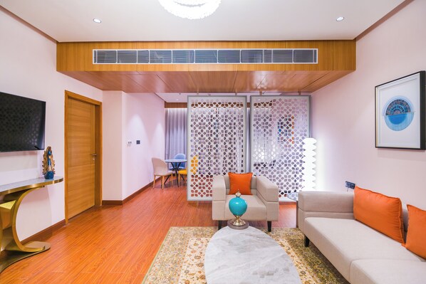 Una sala de estar moderna con un sofá, una mesita de centro y un televisor.