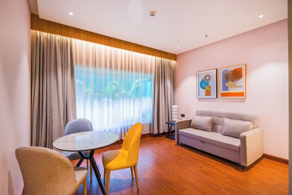 Standard Suite | Minibar, individually decorated, individually furnished, desk