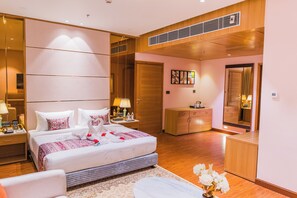 Suite Présidentielle | Minibar, décoration personnalisée, ameublement personnalisé, bureau