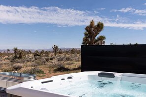 Outdoor spa tub - Sundown Ridge Retreat by Homestead Modern (Yucca Valley)