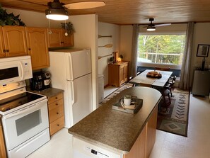 Microwave, oven, stovetop, dishwasher - Cozy Coe Island Oasis (Faraday)