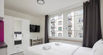 Urban Oasis with Queen Bed and City View (BE-28)