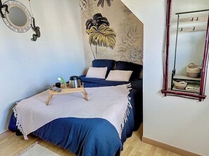 2 dormitorios, tabla de planchar con plancha, ropa de cama