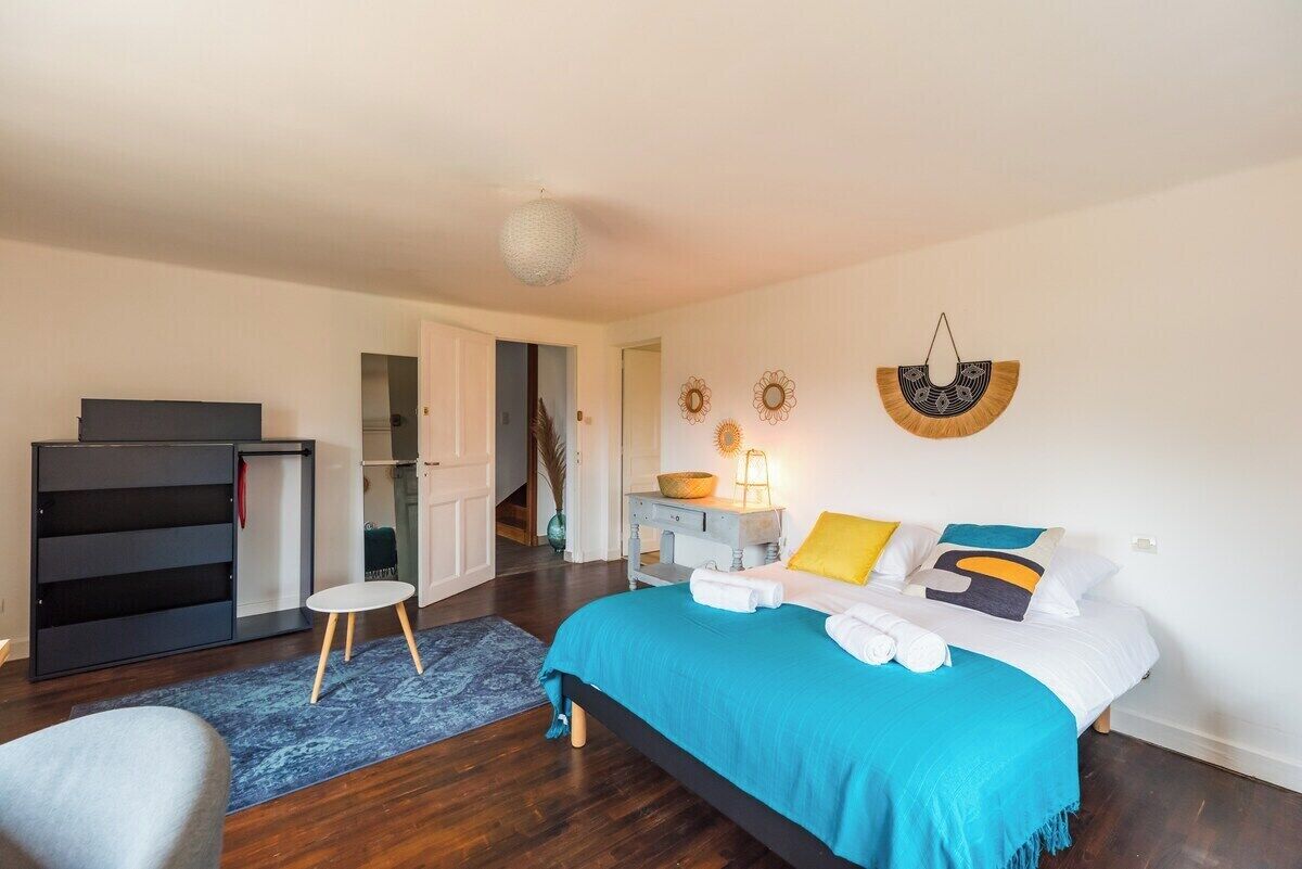 5 bedrooms, internet, bed sheets