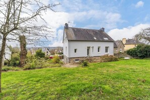 Exterior - Large friendly house - sleeps 10 (Pabu)