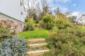 Property grounds - Large friendly house - sleeps 10 (Pabu)