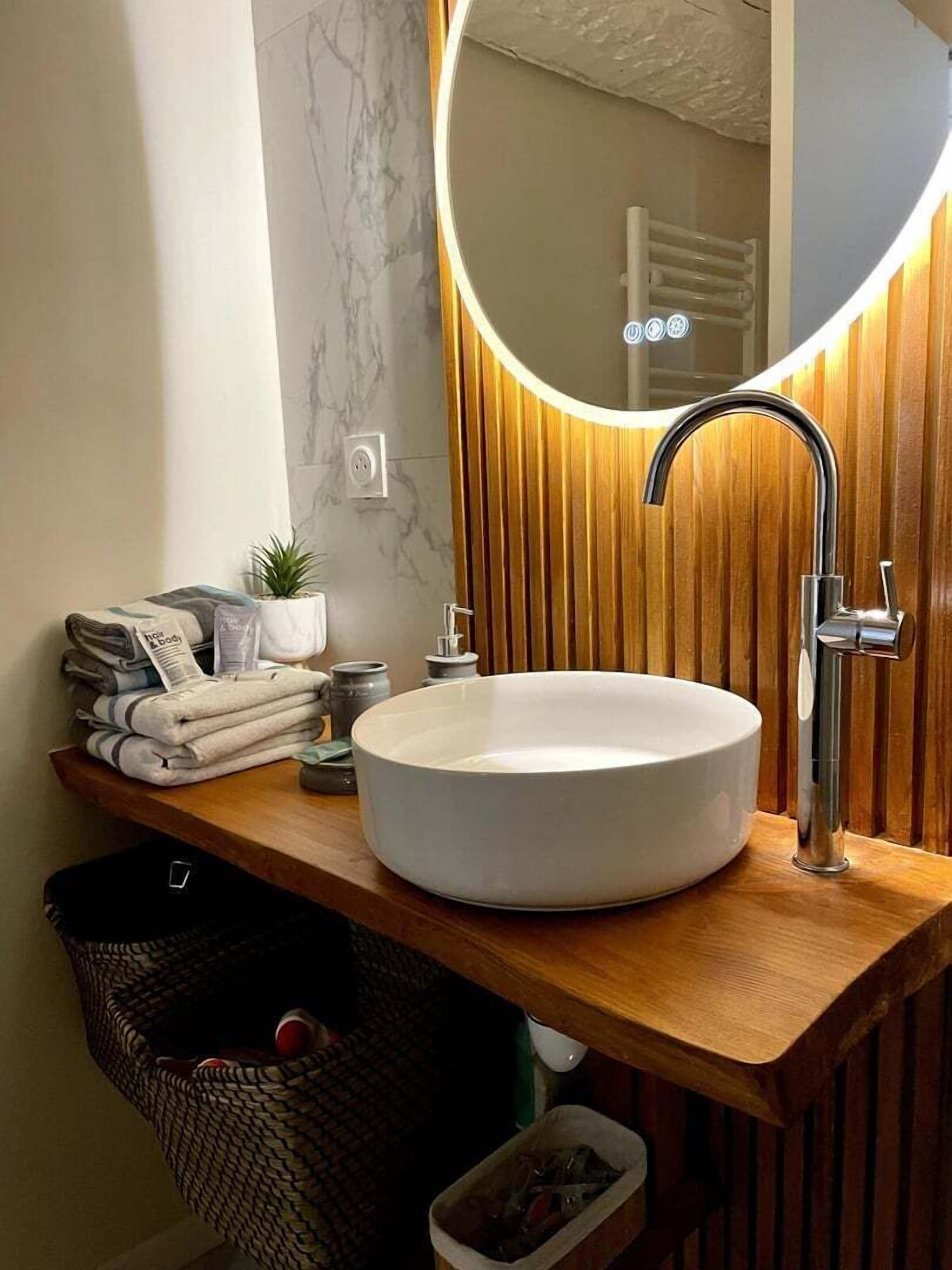 Regadera, secadora de cabello, toallas 