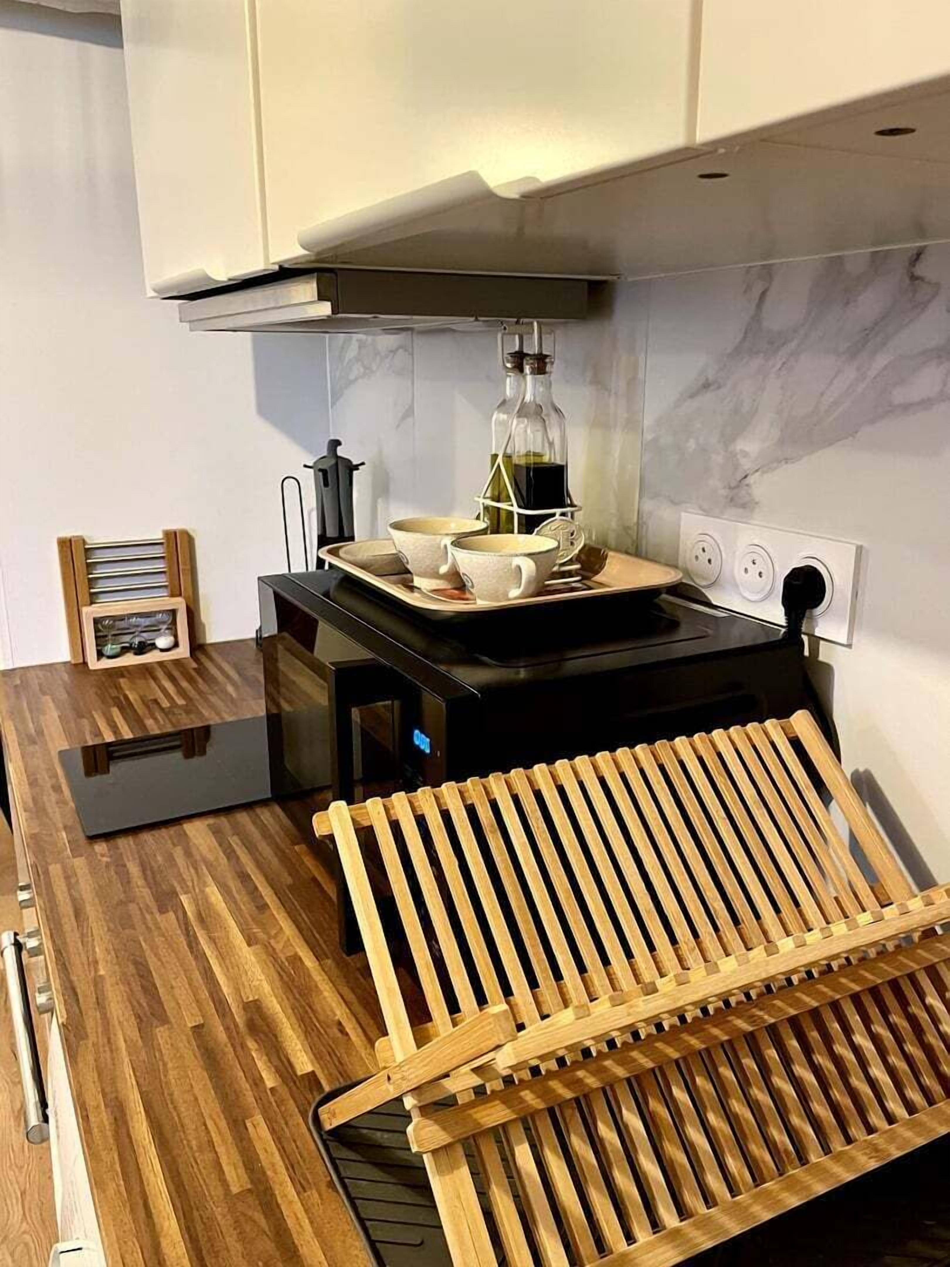 Refrigerador, microondas, horno y cafetera y tetera 