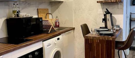 Fridge, microwave, oven, coffee/tea maker