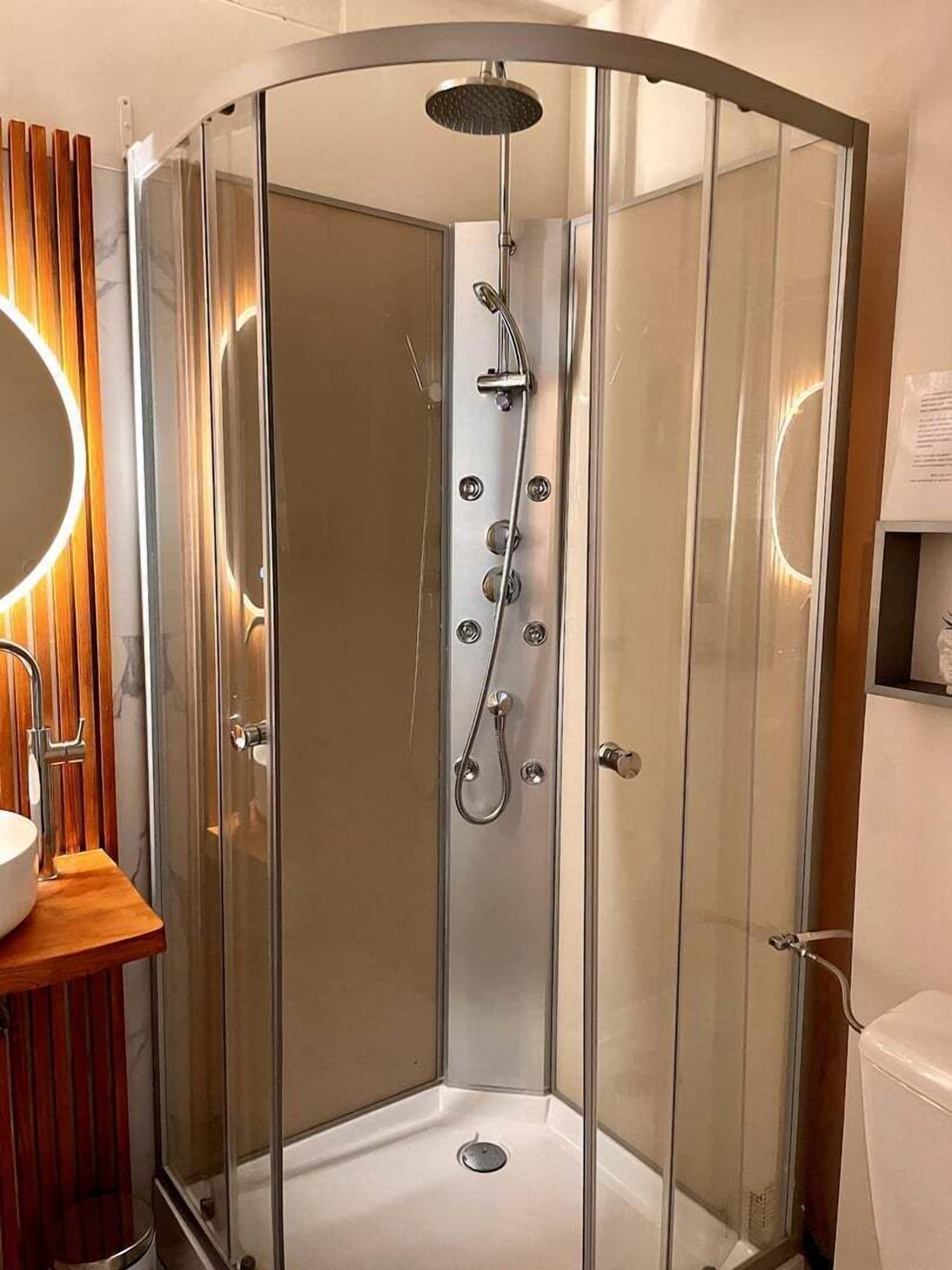 Chuveiro, secador de cabelo, toalhas de banho 