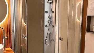 Douche, sĂšche-cheveux