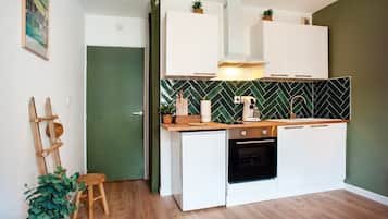 Oven, coffee/tea maker, cookware/dishes/utensils