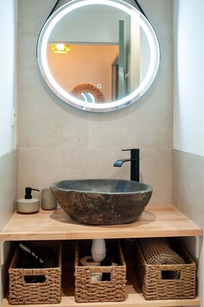 Een douche, een haardroger, handdoeken